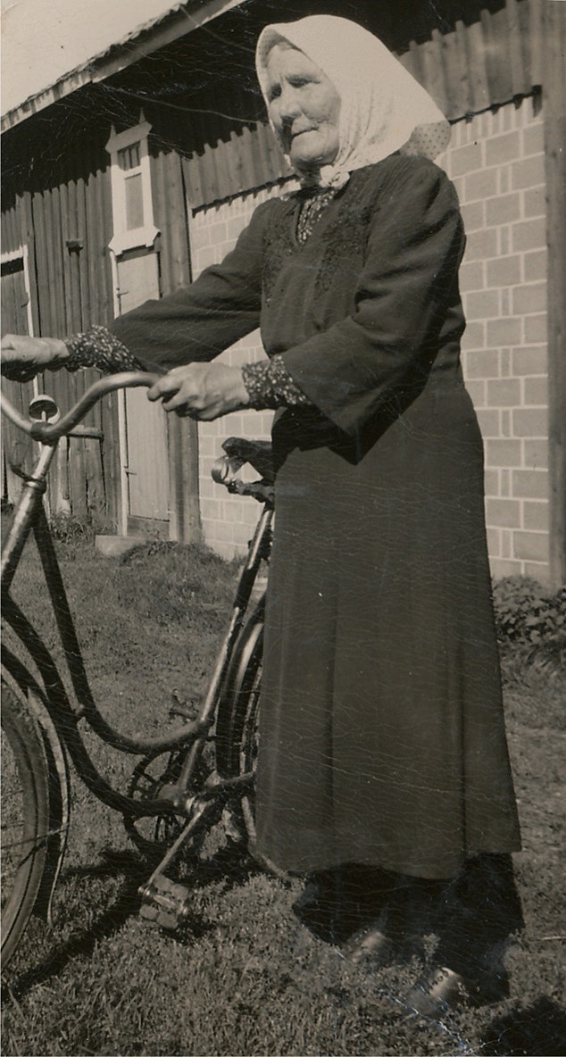 Här Anna Kajsa Nyström på väg med vagne, eller med cykeln som vi säger i dag.