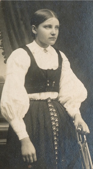 Här Hulda Agnäs som gifte sig år 1922 med Emil Klåvus och fick döttrarna Hjördis och Gerda som båda dog i ungdomen. Hulda dog redan år 1933 och flera år senare gifte Emil om sig med Mildrid Forslin från Åbackan. 