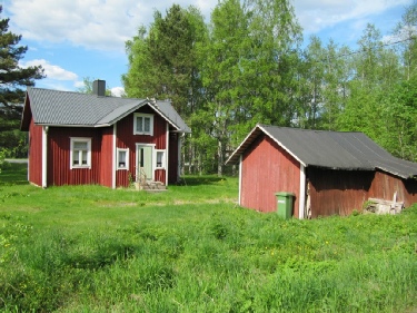 Huset fotograferat från söder, från vägen som leder ner till Storfors.