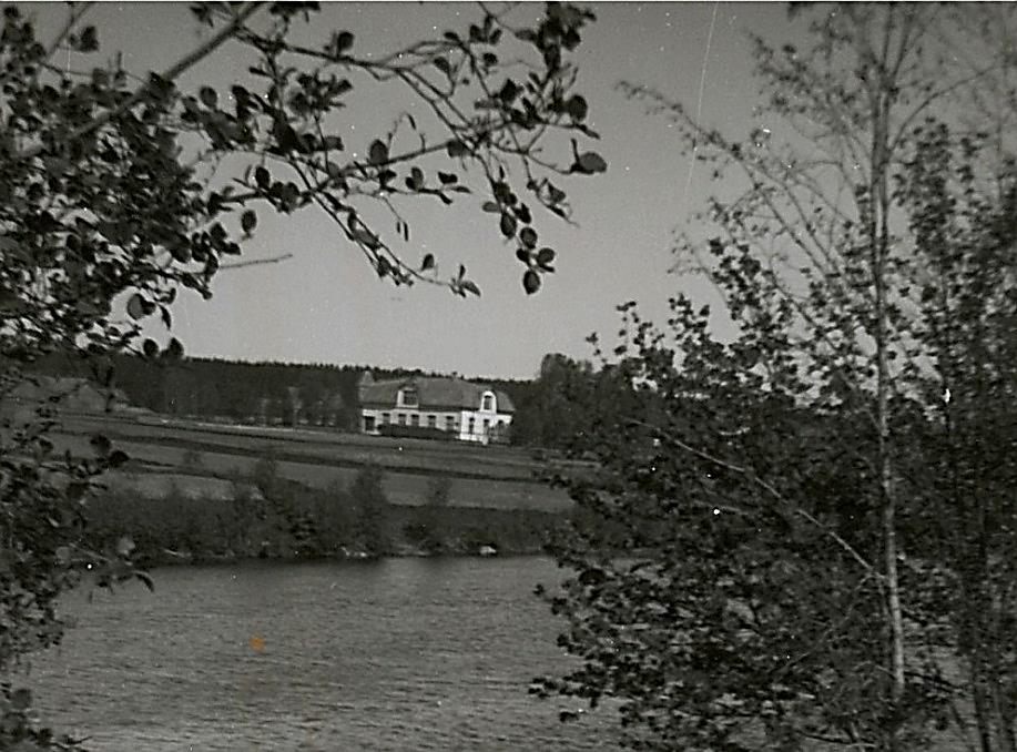 På detta foto från 1948 taget från A-sidon kan vi se hur ensamt byggnaden står.
