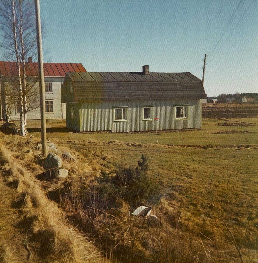 På den här bilden från 1970-talet syns det att kaféhuset byggts till med flera meter söderut.