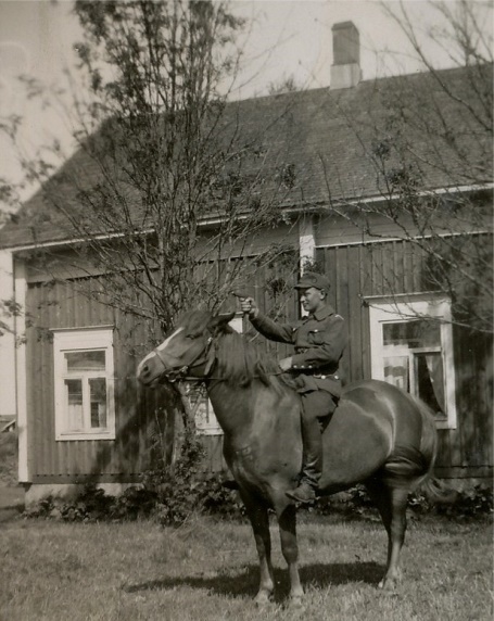 Här på hästryggen med pistolen skjutfärdig sitter Lennart Nyström (1909-1969). 