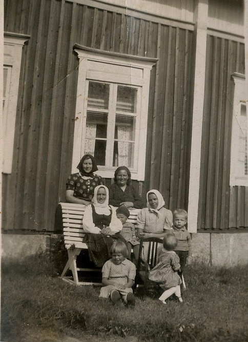 Stående bakom bänken Signe Nyström och Hulda Norrgård, på bänken Hulda Lindell och Jenny Lindell. Längst till höger Alf Norrgård, sittande i gräset Göta Lindell.