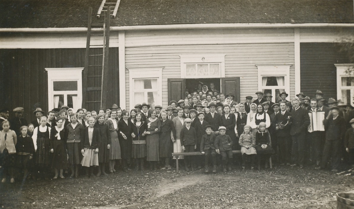 Den 2 oktober 1932 ställdes det till med storbröllop, då Lennart gifte sig med Signe från Kvarnå. Brudparet står bakom pojkarna på bänken.