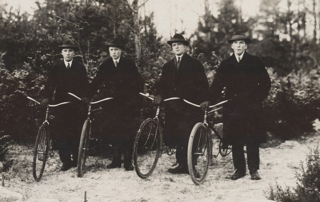 På fotot fyra herrar med cyklar, från vänster Alfred Storkull, Lennart Nyström, Gunnar Storkull och Sigurd Löfgren.