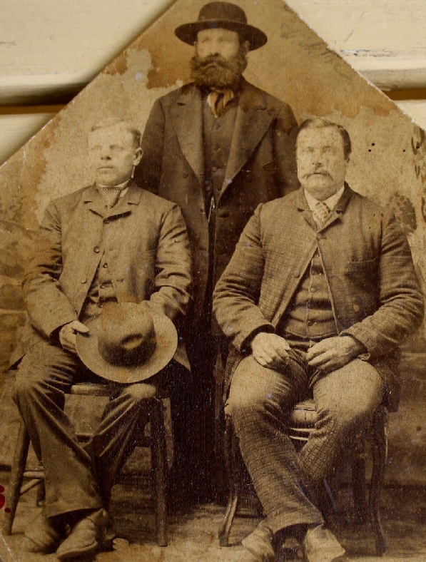 Här på bilden från 1888 sitter Klemes-Kalle nere till vänster och bredvid honom ”Rebeck-Viktor” som dog i Chicago år 1900. Klemes-Kalle återvände till Dagsmark år 1903. Mannen i bakgrunden är Henrik Kaas från Tjöck. Fotot utlånat av Kerstin Persson. 