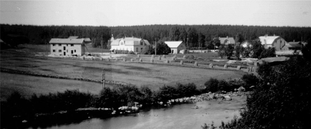 På denna bild från 1953-54 så ser vi att J. H. Storkulls yngsta son Eskil håller på och bygger ett affärshus i centrum. Handlanden Nils Nelson hade ju tagit över Koll-Boden år 1949. Längst till höger syns det just då nedlagda Dagsmark Andelsmejeriet.