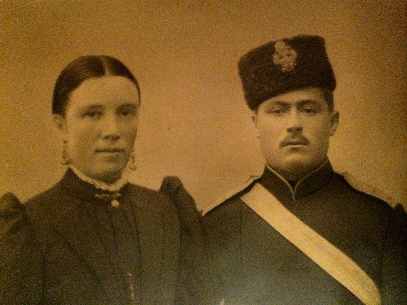På fotot Ida Båsk och hennes man, mågen Erland som i slutet på 1800-talet tjänstgjorde i den finska militären, troligtvis i Vasa Bataljon. 