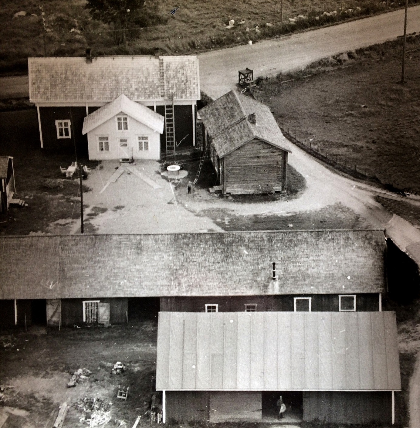 På flygfotot från 1960-talet ser vi hur nära varandra de båda Antas-gårdarna stod. Gården längs med vägen flyttades hit i slutet på 1800-talet men blev bebodd i slutet av 1940-talet. Den äldre gården som stod med gaveln mot vägen revs på 1970-talet av Arvid Dahlroos.