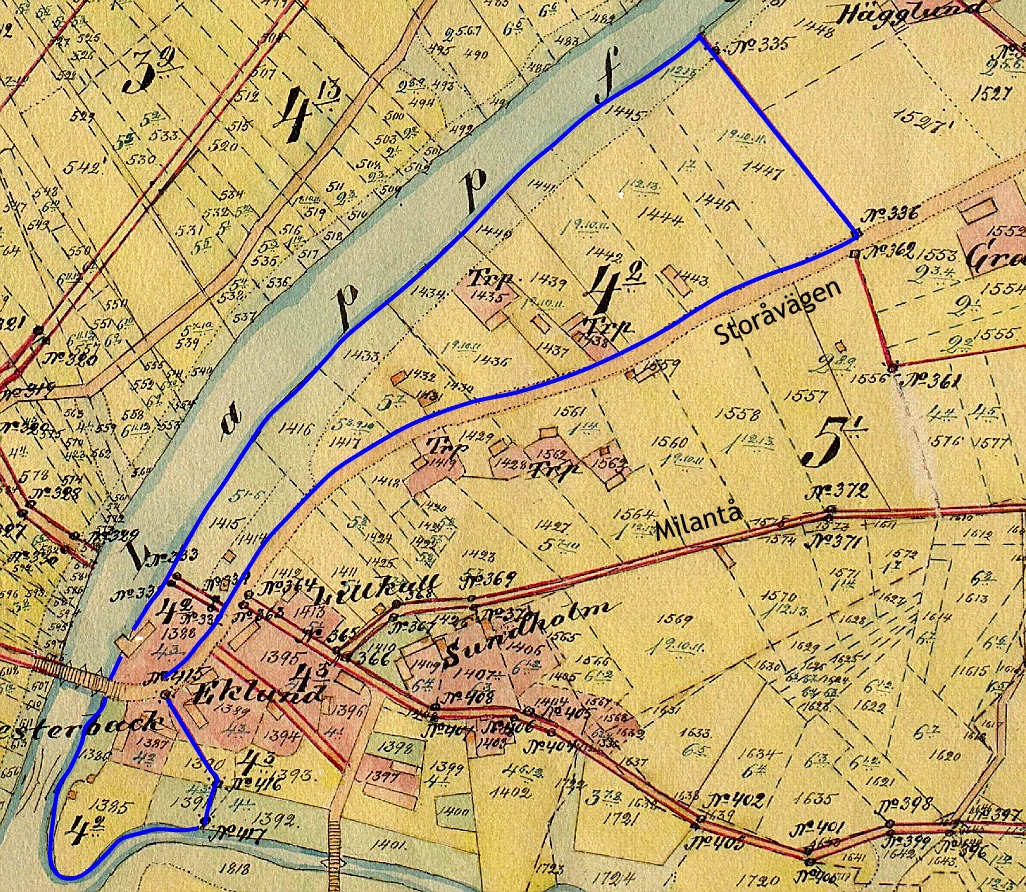 På storskifteskartan från år 1910 ser vi att det från tidigare fanns en gård på samma ställe där den nya gården uppfördes. Den blåa linjen visar det hemman som Ivar Westerback fick efter storskiftet i början på 1900-talet.