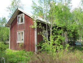 Träd och buskar skymmer snart lillstugan hos Gullmes i Storfors,