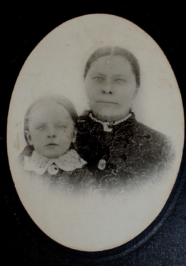 På detta foto Klemes-Kalles hustru Josefina med dottern Ida. Fotot togs medan Kalle vistades i Amerika under åren 1888-1903. Fotot utlånat av Kerstin Persson.
