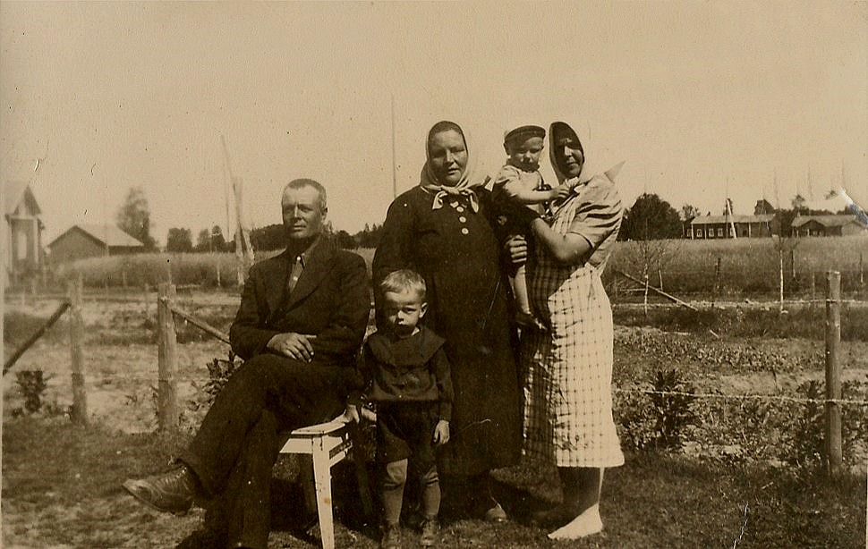 Sittande Emil Norrgård och bredvid honom sonen Alf (1936-1955) stående Hulda Norrgård och t.h. Amanda "Rebeck-Manda" Lillkull med en son i famnen.