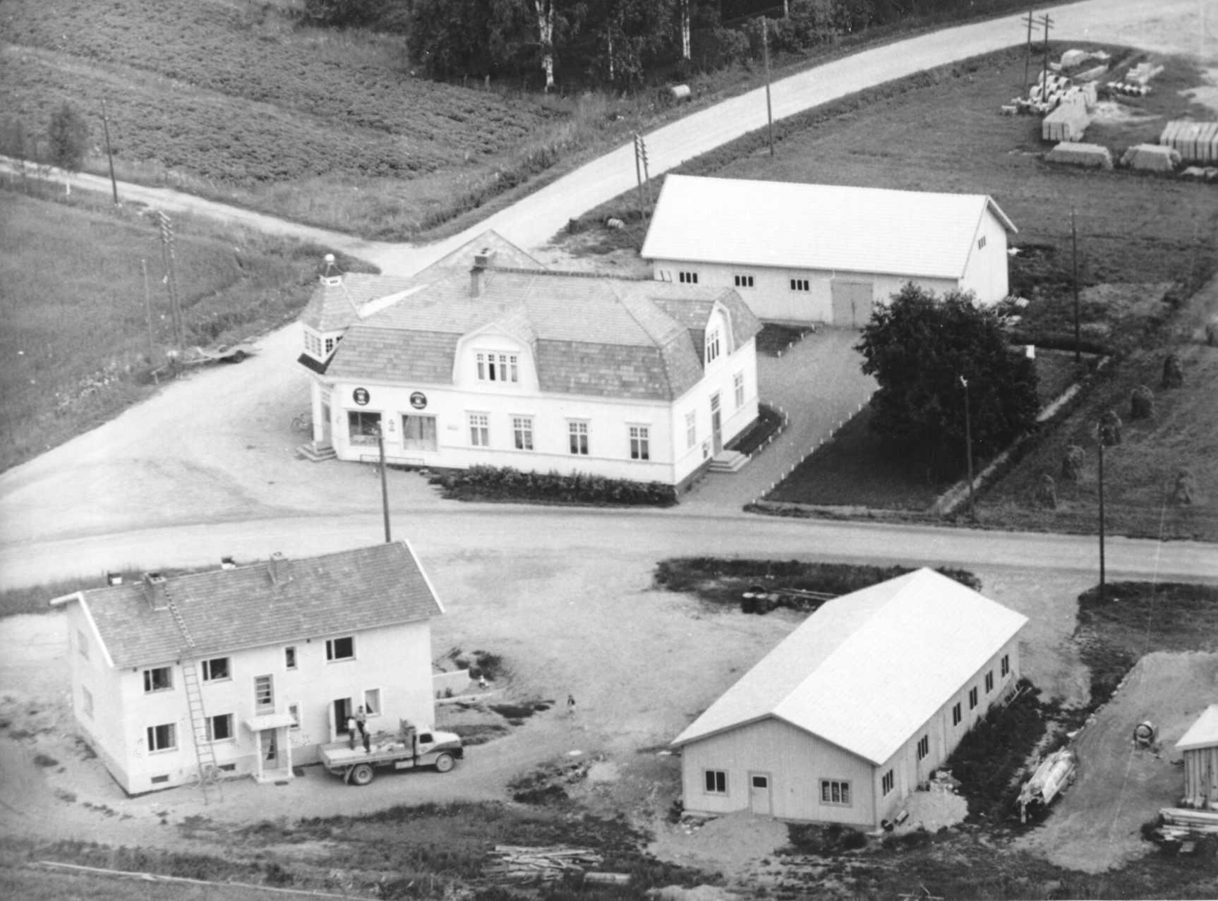 Detta flygfoto taget från syd-väst år 1961. Nils Nelsons ståtliga affärshus mitt i bild.