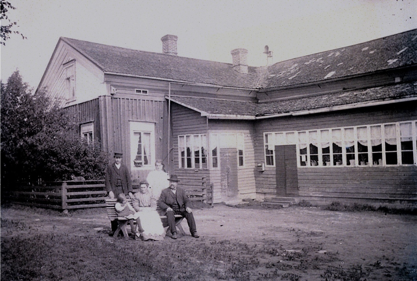 Så här såg folkskolan ut i Dagsmark, där lärare J. J. Wadström sitter på bänken med en del av sin familj. Foto: Viktor Nylund.