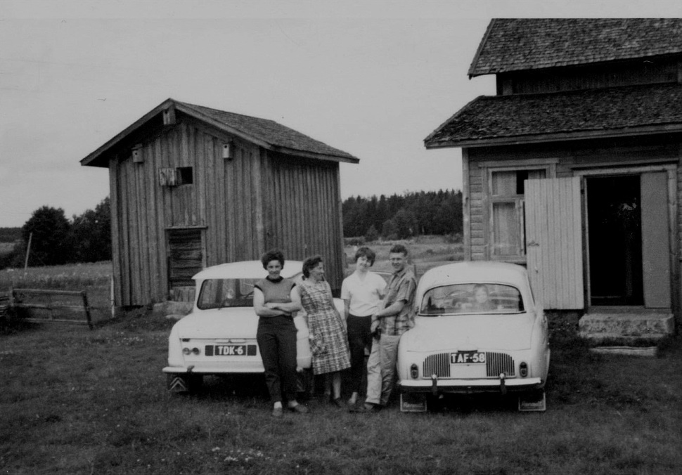 Efter kriget bodde det evakuerade karelare i lillstugan till höger på fotot. Det var skomakaren Oskari Kaislakari och hans hustru Eeva, tillsammans med barnen Eino, Eero, Inkeri och Venla. Eftersom de hade boskap med sig från Karelen så flyttade de efter en tid till Roras-Viktors tomma gård där det fanns ett fähus åt djuren. Roras-Viktor Rönnqvists gård låg nästan tvärs över landsvägen, där Kangas gård står i dag. Kaislakaris flyttade sedan till Åbo men de hade regelbunden kontakt med Anita och Margit, som står till vänster på bilden.