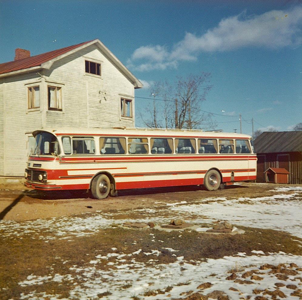 Birger Sonntag var i flera år chaufför åt Sideby Trafik, här har han parkerat buss nr 3 utanför kafébyggnaden år 1975. 