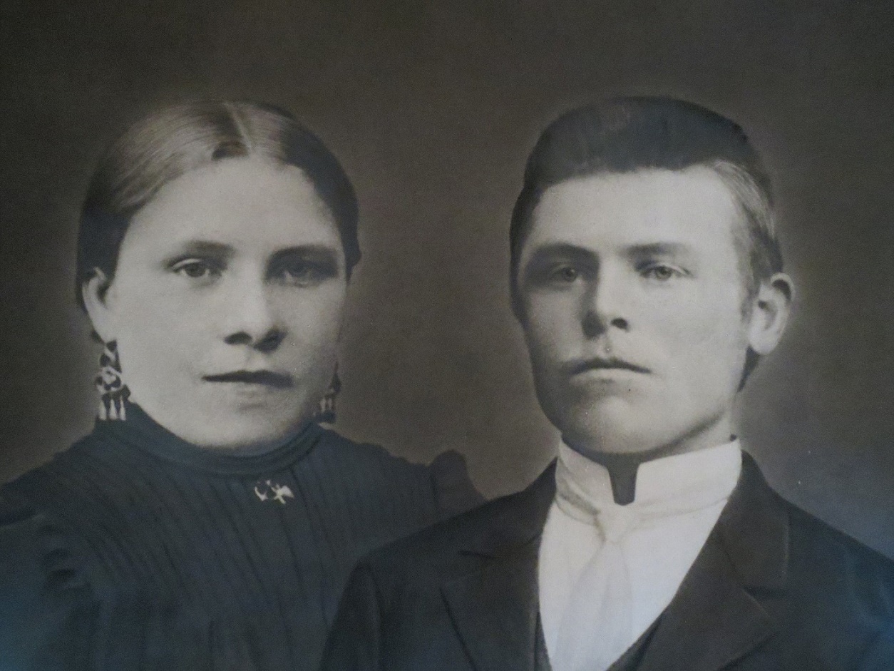 På bilden Emil som år 1906 gifte sig med Amanda (1887-1963) och hon var dotter till ”Eerkas-Viktor” Viktor Klemets, senare Nyberg (1864-1952) och Vilhelmina Björses från Lappfjärd (1858-1922). 