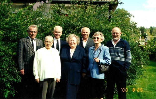 På bilden Edlas-Emils och Mathildas alla barn, fotot från år 2000. Damerna från vänster är Ruth, Alice och Gullni. Herrarna är Egil, Paul, Heimer och längst till höger Börje.
