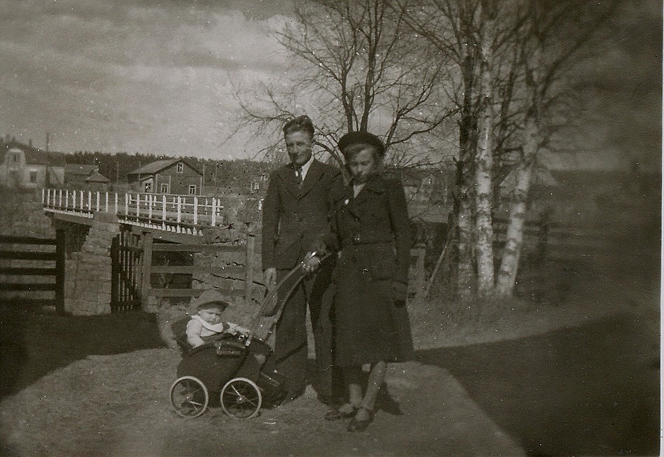 Här Ragnar och Ellen med sonen Bo i vagnen, i början på 40-talet. Till vänster i bakgrunden Anderssons butik med den gamla magasinbyggnaden. 