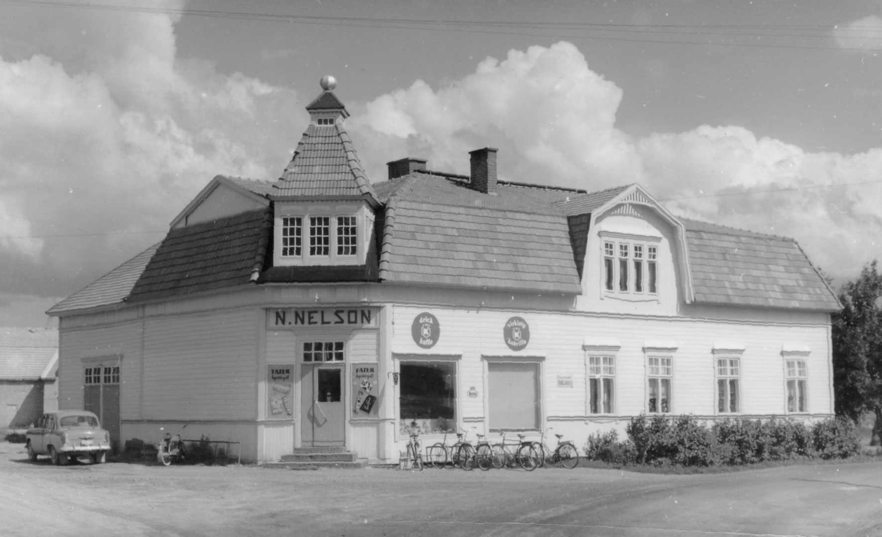 Vykort med Nils Nelsons butik i slutet på 1950-talet.