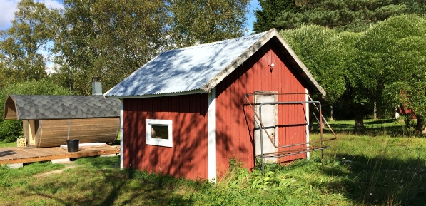 Det här lilla huset på gården var i tiderna en smedja som stod på Storfors Sågs område, troligen byggd på den tiden då Pärusfors var verksamt här.
