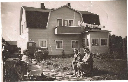 Man kan ju sitta i trädgården medan tvätten torkar. Till vänster Valters syster Margit Rosengård, som gifte sig med Dahlbäck från Övermark. I mitten sitter Lisen Rosengård och till höger Valters halvsyster Signe, gift Granlund.