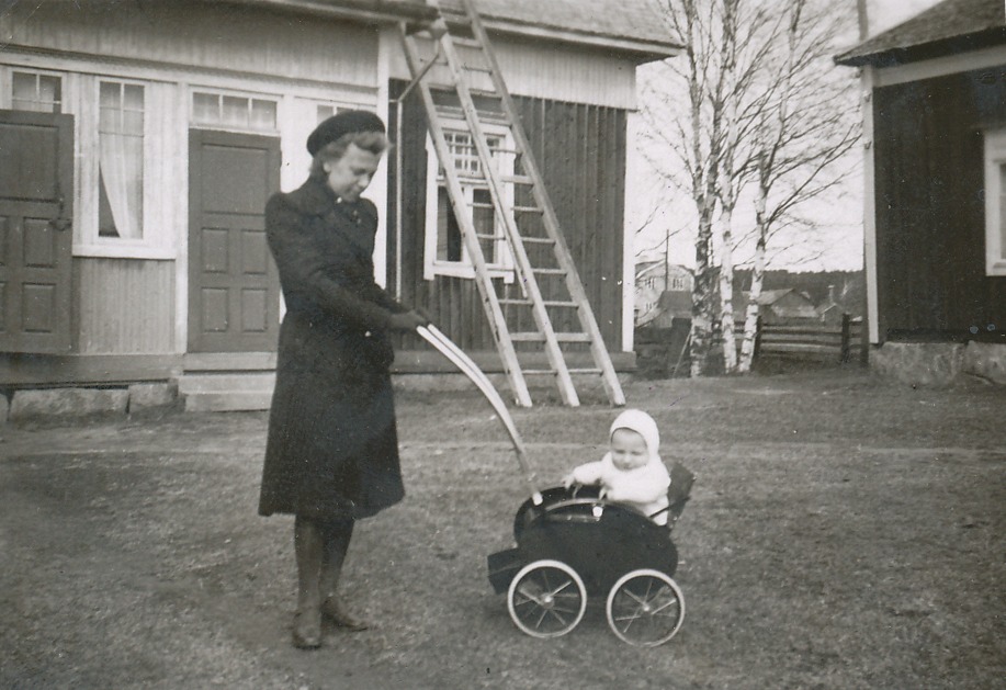 Ellen Skogman med sonen Bo på Westerbacks innergård, till höger syns hörnet av lillstugan där Ellens faster Amanda bodde. I bakgrunden skymtar mejeriet. 