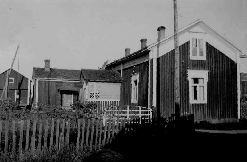 Bilden här ovan är tagen från väster. Bakom huset syns lillstugan och längst till vänster härbret. Längst till höger syns lite av Agnäs vackra bondgård. Farstukvisten var speciellt dekorerad och utsirad. 