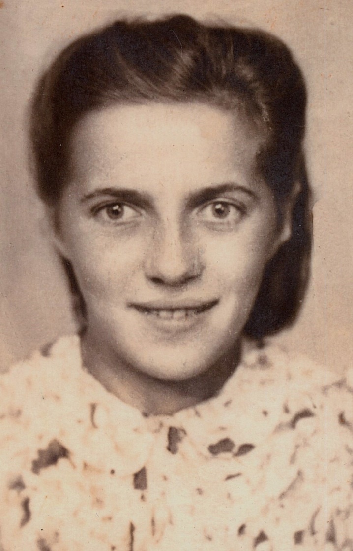 Här på bilden Margit Björklund i konfirmationsåldern.
