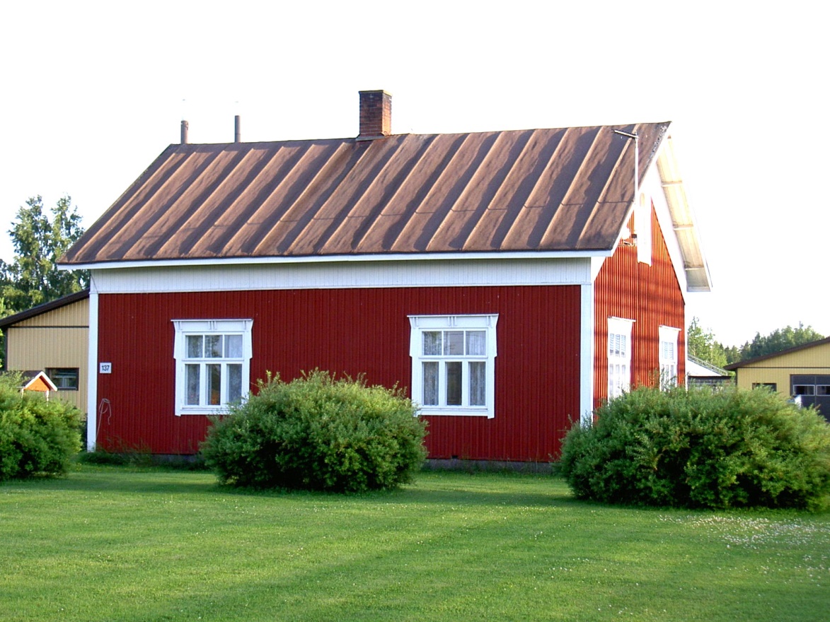 Så här ser det timrade huset ut som Valter och Ida byggde år 1933-34. Fotot från 2004. 