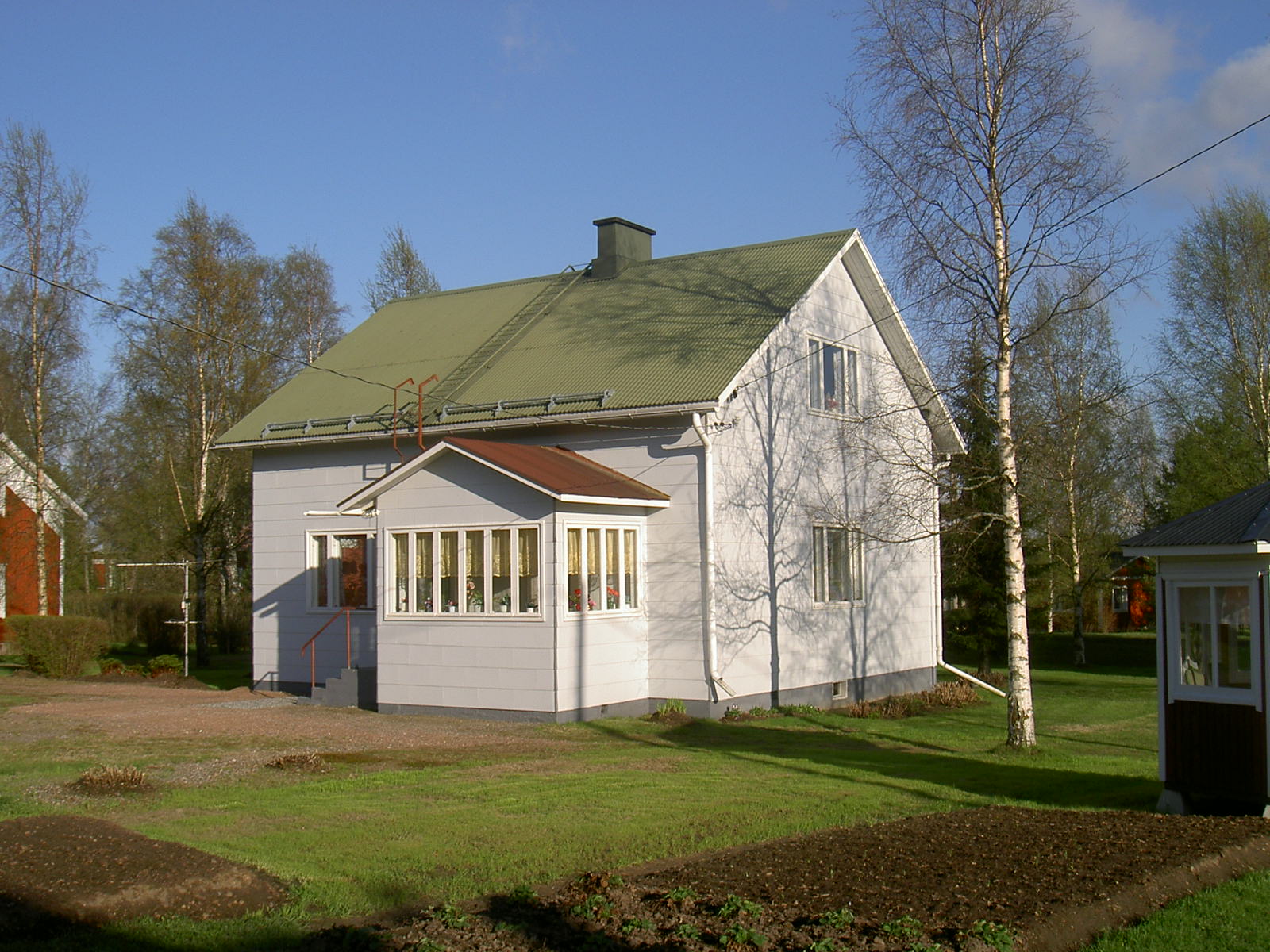 År 1959 byggde arbetaren och byggaren Karl Korsbäck denna gård på Dagsmarkvägen 382. Fotograferad från väster år 2003. 