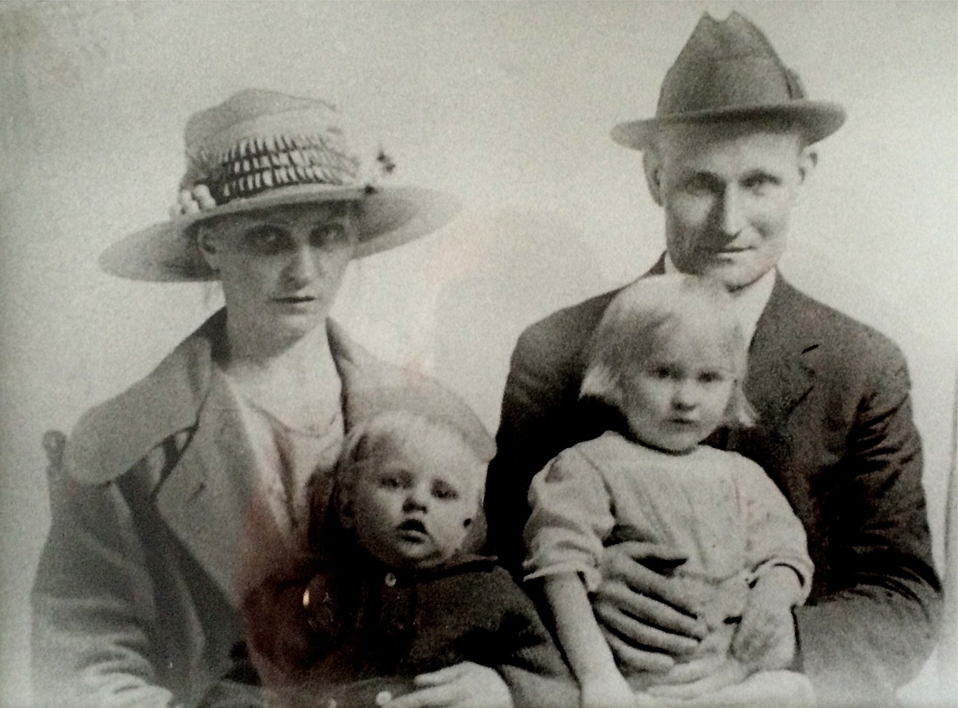 Detta foto är taget i Amerika år 1920 och dottern Ellen och sonen Eskil vet knappast om att de snart skall flytta till Finland.