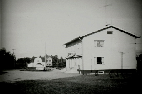 På detta foto med Handlin och Sparbanken syns Anderssons hus i bakgrunden. Foto: Birger Sonntag.