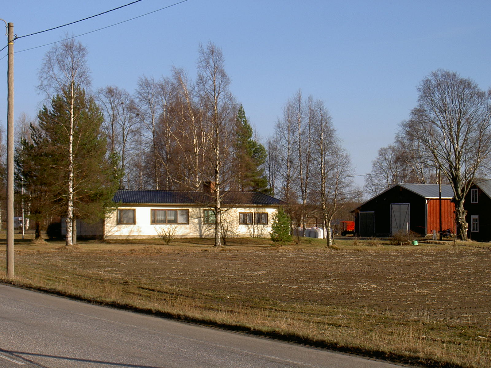 År 2003 såg huset ut här som Börje och Margit Ragnäs byggde år 1967, det har efter det renoverats grundligt av den nuvarande ägaren. Längst till höger syns lillstugan som Viktor Björklund byggde åt sin svärmor Maja-Lena någon gång på 1920-talet.