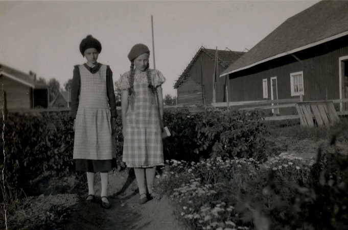 På fotot Emil och Huldas döttrar Hjördis och Gerda. Då Hulda dog år 1933 så stod Emil där ensam med sina döttrar. Kort därefter så blev Hjördis sjuk och hon dog 1937.