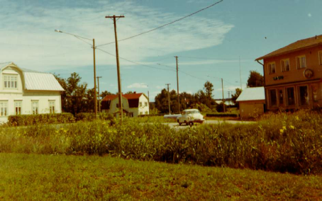 På detta färgfoto syns Anderssons hus mellan Nelsonas butiken och Handlin.