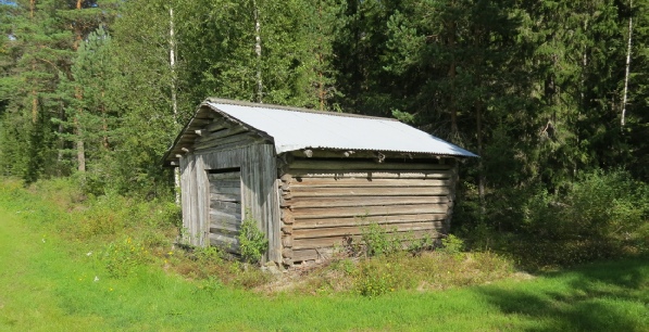 Den här över 100 år gamla ladan i skogsbrynet är det enda synliga som Klemes-Kalle har lämnat efter sig. Alltså förutom hans musik som ännu spelas av det lokala spelmanslaget på olika tillställningar.