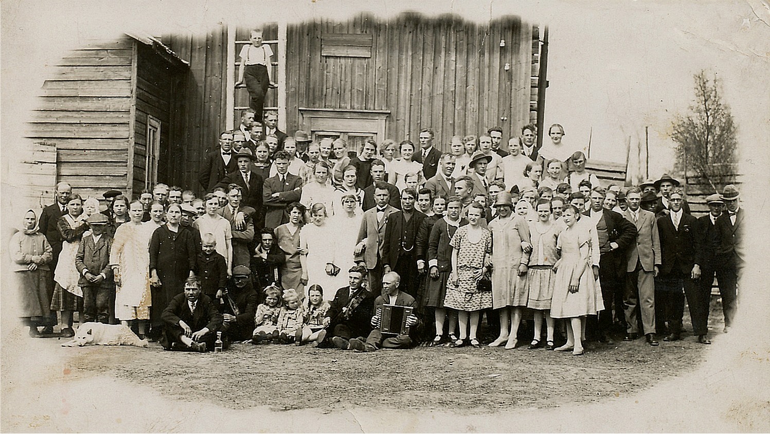 Det här fotot togs 1928 då Eero och Elna gifte i Kårk-Erk-Jåhanas gård i Palon. Kolla speciellt hur bra fotografen har lyckats fånga alla bröllopsgästerna på bild, till och med hunden nere till vänster har slagit sig till ro i väntan på fotografens knäpp.