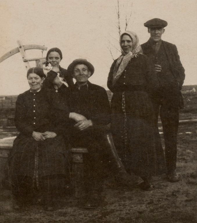 Här sitter Vilhelmina och Josef Nygård med Jenny Sundblom bakom sig. Till höger står Erland och Amanda Lindqvist. Bakpå fotot från början på 20-talet så står det "Där Brobergas"..