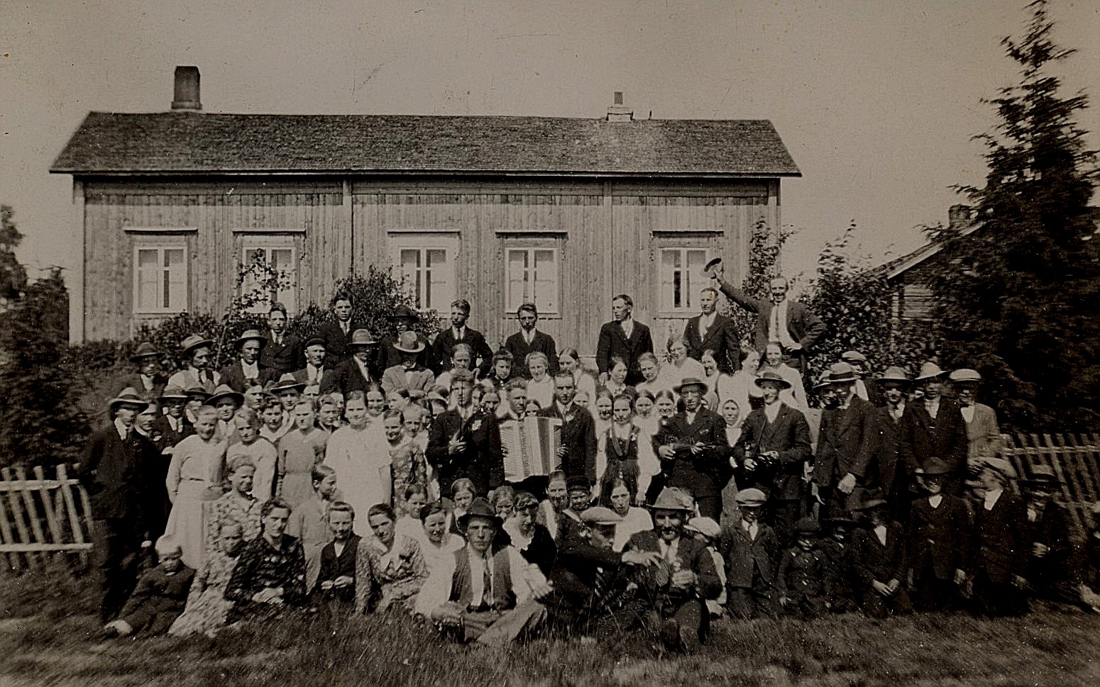 År 1931 gifte sig Hulda Nyholm med Emil Hammarberg och här alla gäster församlade till gruppfoto hos Leander Nyholm i Kvarnå.