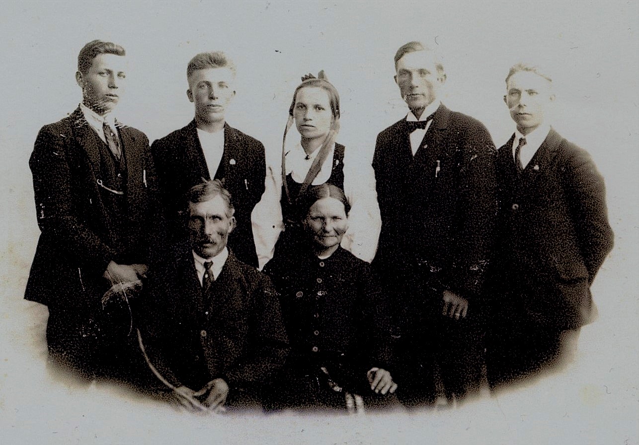 Här ett fint familjefoto med Evert, Leander, Hulda, Emil och Hemming Nyholm från Kvarnå. Sittande föräldrarna Viktor och Maria Nyholm.