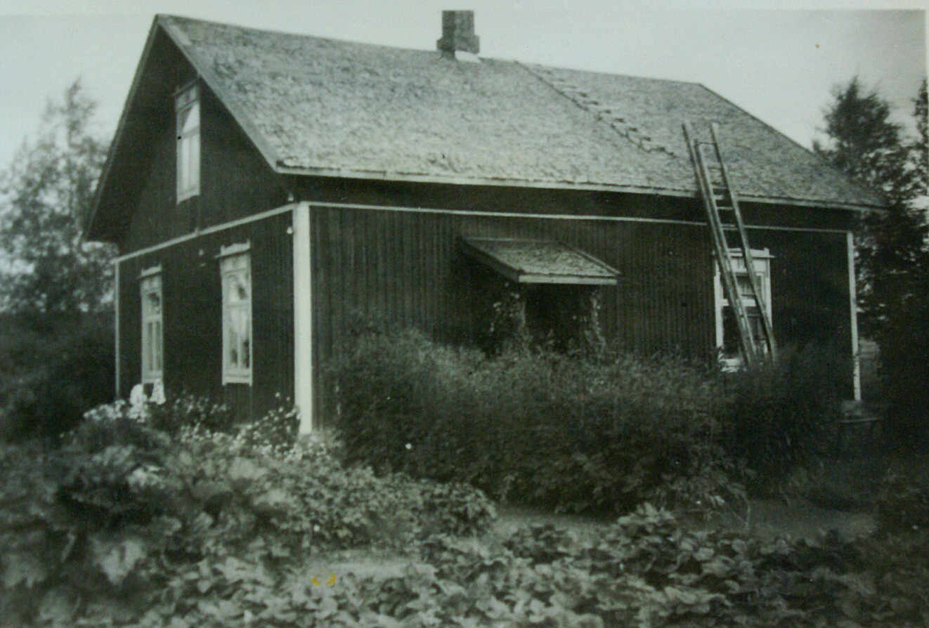 Från gårdssidan så såg gården ut så här, den som Erik Anders byggde i mitten av 1930-talet.