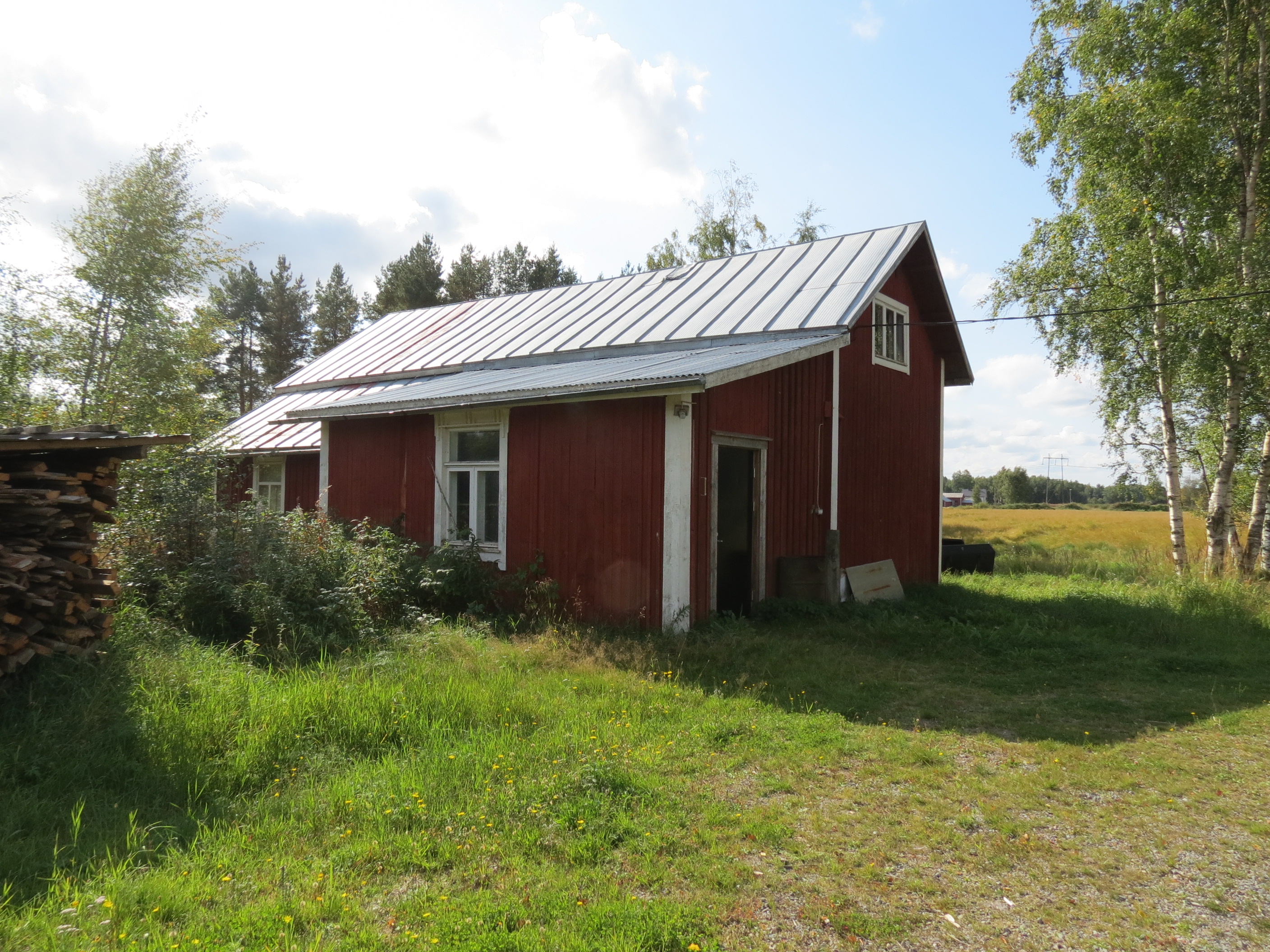 Huset fotograferat från gårdssidan. I bakgrunden skymtar Norrgårds nere på Dagsmarkvägen.