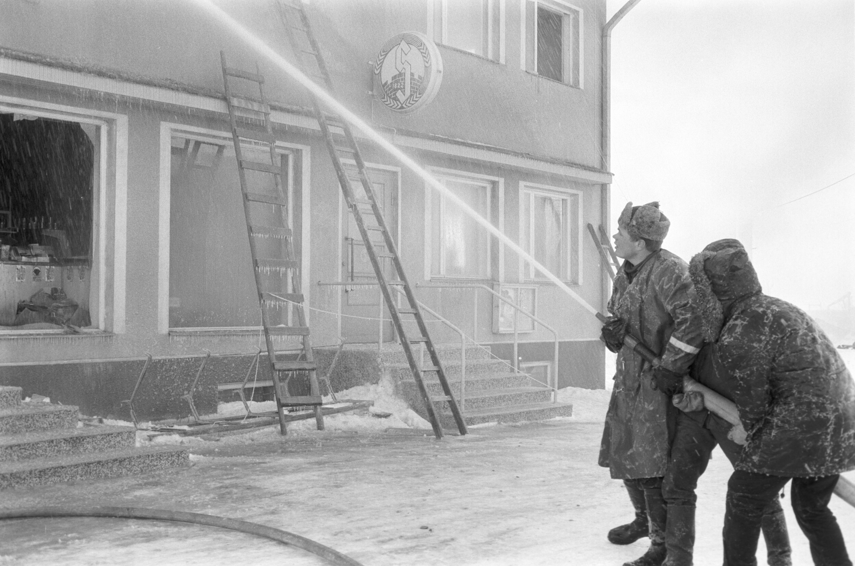 Brandkårssoldaterna från Lappfjärd hade ett svårt arbete att försöka släcka branden i den hårda kylan.