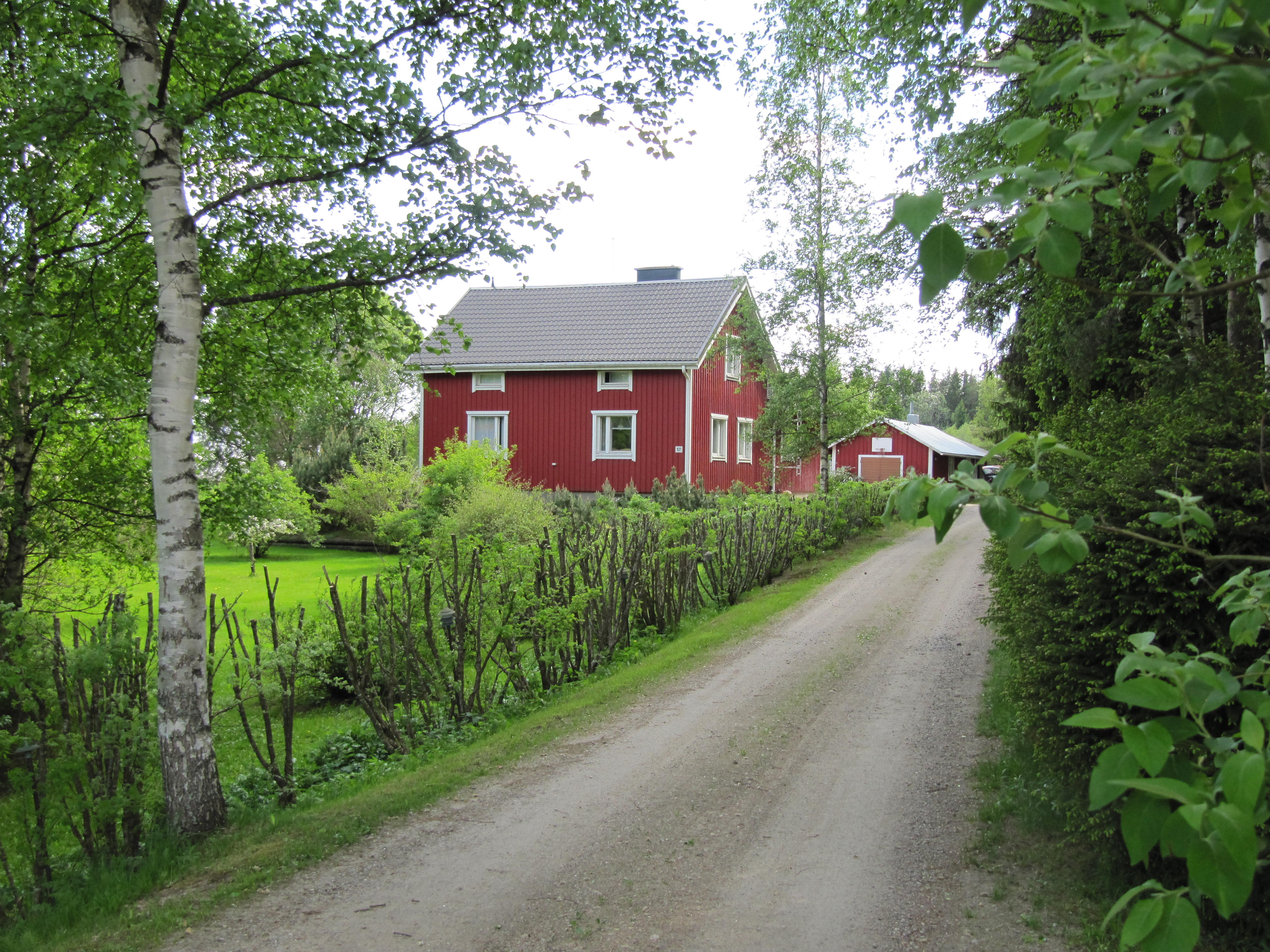 Lillgäls gård fotograferad från landsvägen, alltså från norr.