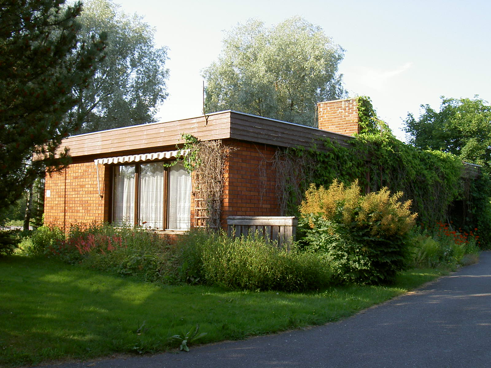 Alice Lindqvist som var med och byggde detta hus i mitten på 1970-talet är dotter till tidigare ägaren Erik Anders Rosengård.