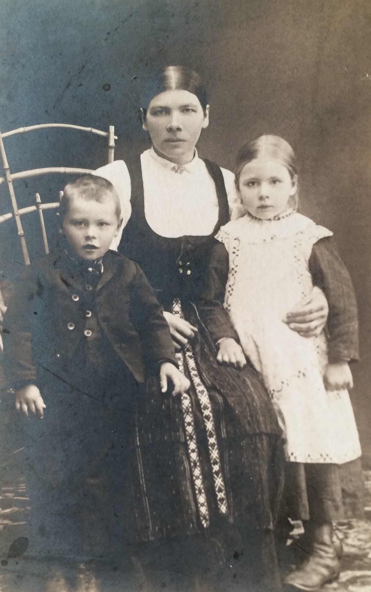 På fotot som är taget ungefär 1914 Maria Lång tillsammans med barnen Frans och Hulda.
