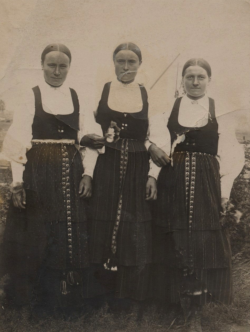 Till vänster Maria Lång som var gift med handlanden J.H. Storkull, i mitten står Vilhelmina Lång som var gift med Erik Anders Rosengren och till höger Sofia Lång som var gift med Ivar Westerback. Vilhelmina och Sofia var halvsystrar till "Koll"- Marias far ”Kaalas-Hindrik”. 