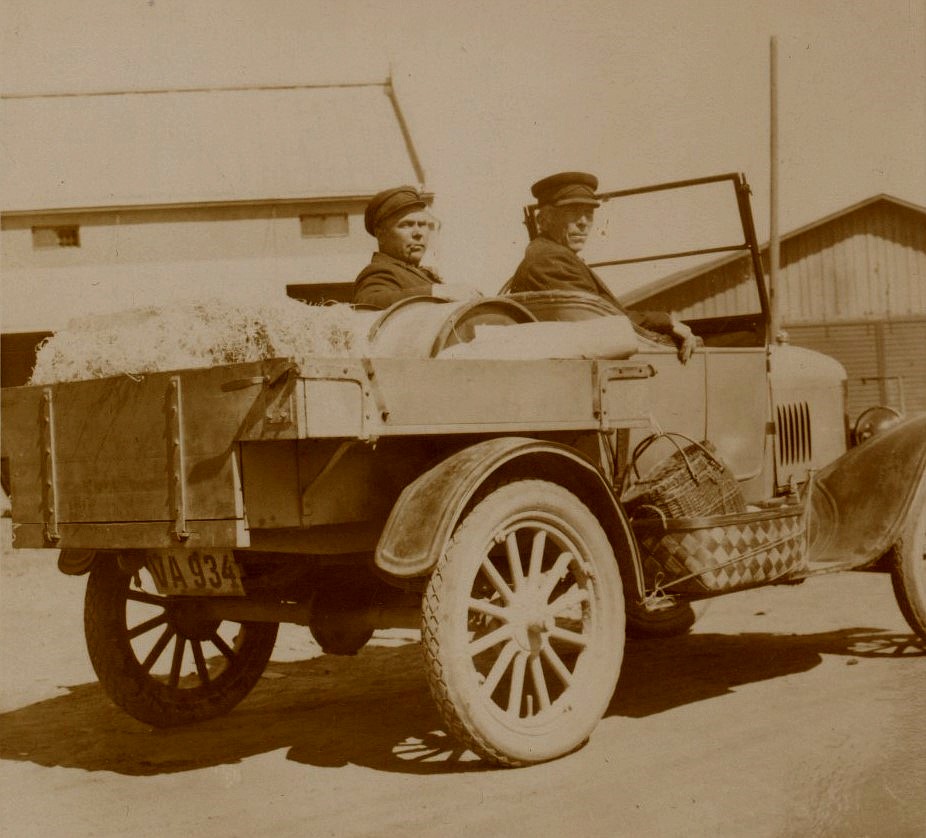 Wester hade på 1920-talet en butik i Pörtom och han hade till och med lastbil, en av de första i Pörtom. På bilden sitter den stolta Wester till vänster och på flaken har han en halmbal och ett oljefat.Notera korgarna på bilens sida. 